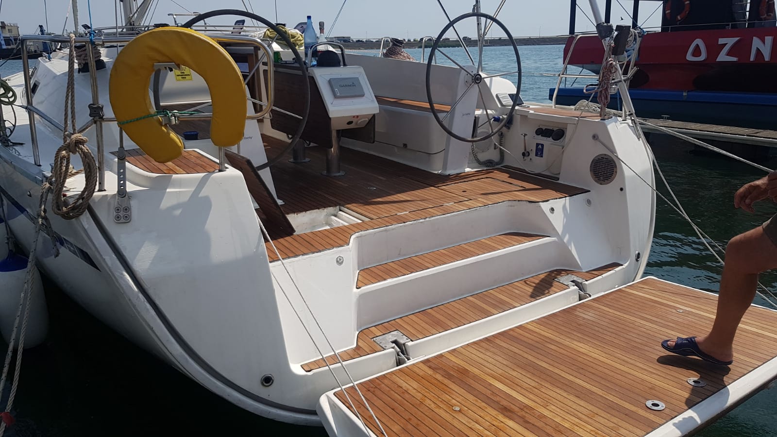 Cockpit spațios pe yacht — zonă socializare