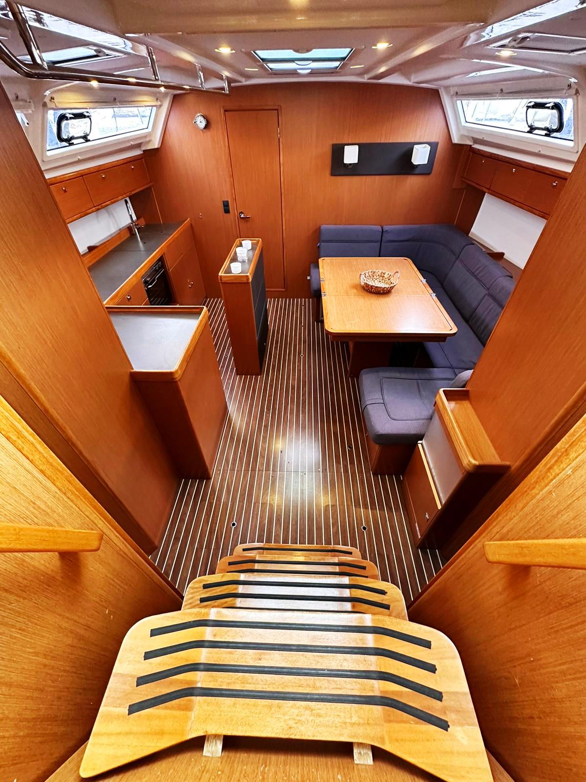 Salon interior Bavaria 46 Cruiser